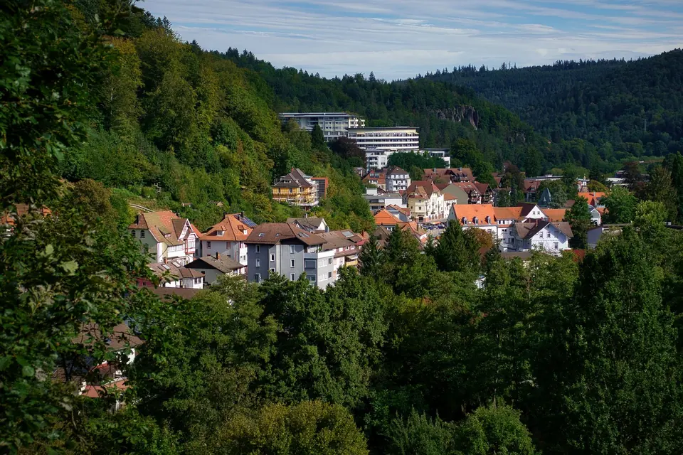 Szenische Aussicht auf Bad Herrenalb, Deutschland, mit üppigem Grün und traditioneller Architektur.