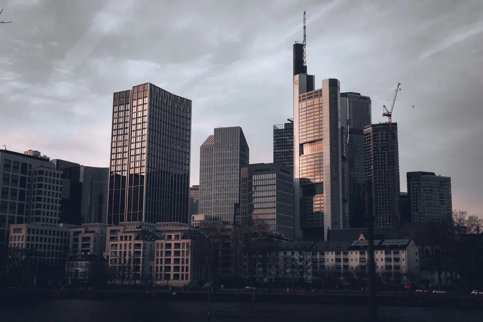 Stunning Stadtbild der Skyline von Frankfurt am Main zur Dämmerung mit modernen Wolkenkratzern.
