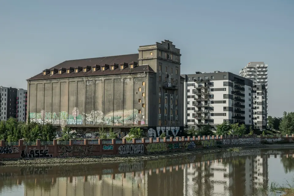 Blick auf historische und moderne Gebäude entlang des Flusses in Wrocław, Polen.